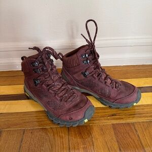 Vasque Women's Maroon Hiking Boot Size 7